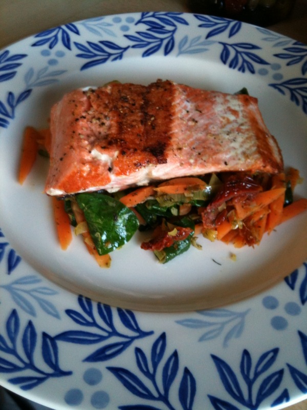 Lašiša su morkom, porais, špinatais ir džiovintais pomidorais