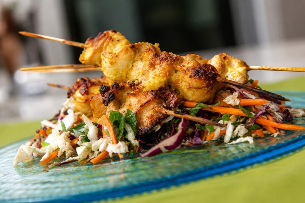 Vištiena riešutų padaže su rytietiškom kopūstų salotom (ala satay)