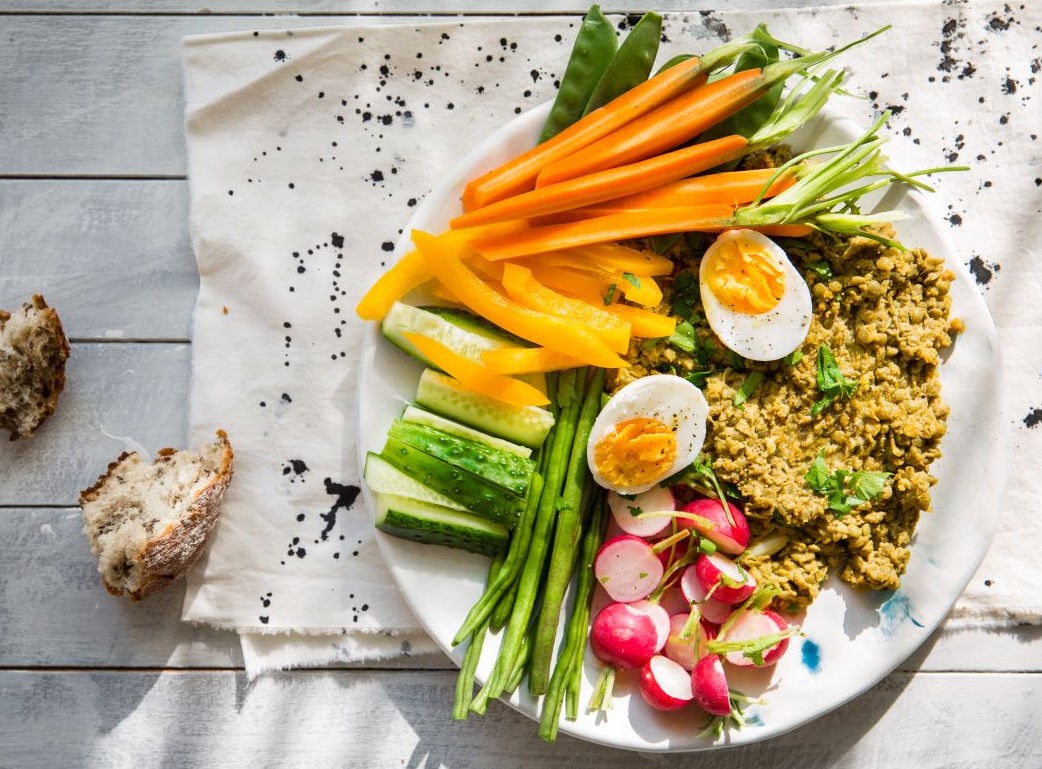 Burokėlių salotos su grikiais ir priedais lėkštėje