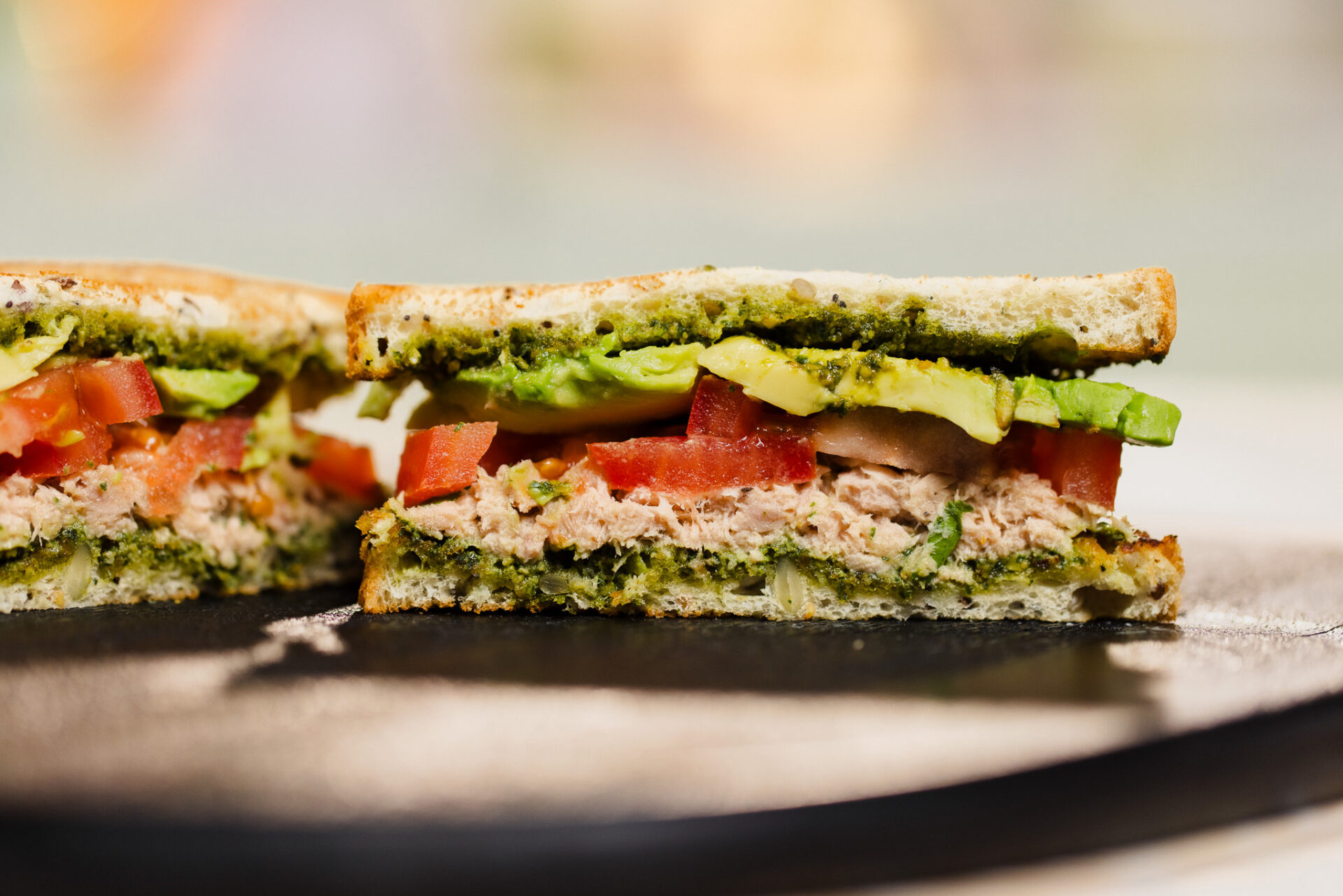 Tobulas pusryčių sumuštinis su pesto ir avokadu