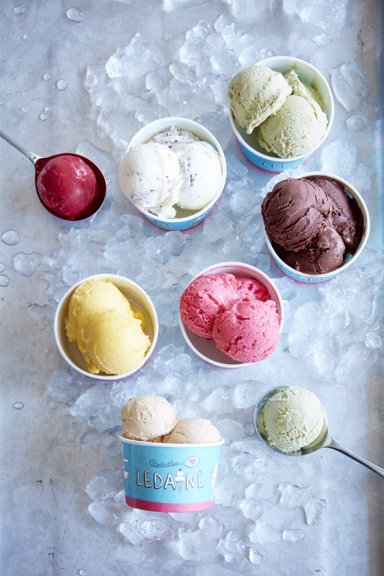 Galime pagaminti bet kokius natūralius ledus ir žaisti su skirtingais ingredientais.