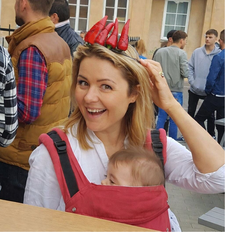 Nuotrauka iš Tomo organizuotos čili olimpiados. Matuojuosi nugalėtojo karūną, o prie krūtinės - Hariukas.