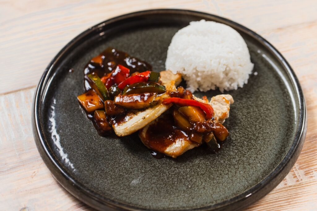 Saldžiarūgštė kiauliena su kokosiniais ryžiais