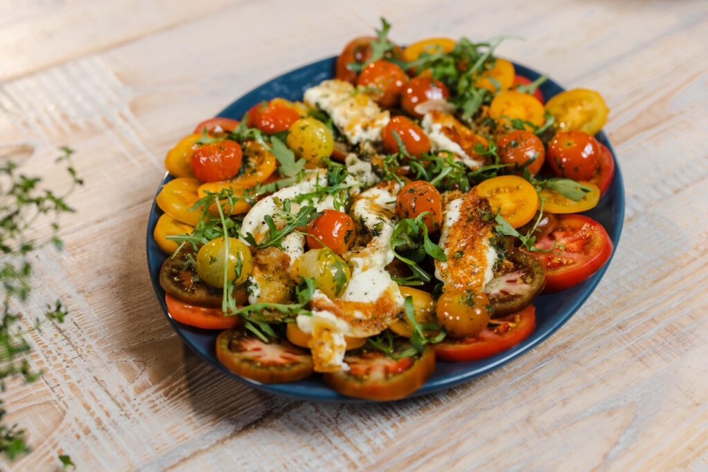 Šiltos pomidorų salotos su keptu varškės sūriu